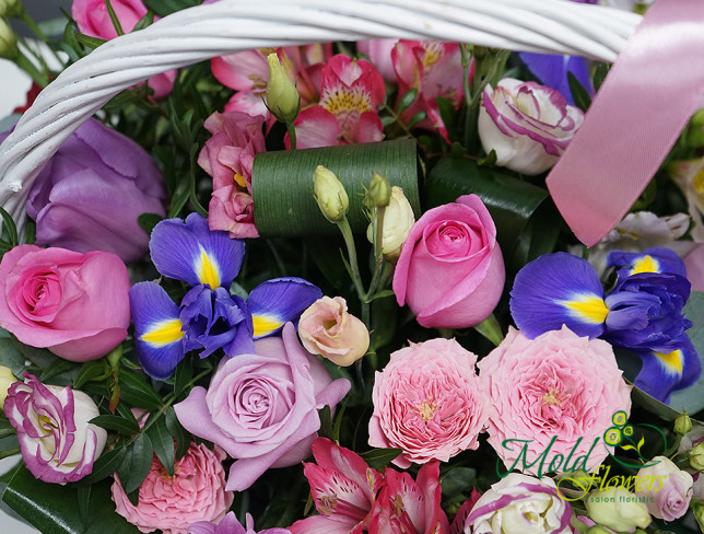 Корзина с розовыми розами, альстромерией, фиолетовыми розами, хризантемой, эустомами, белыми орхидеями, герберами фото